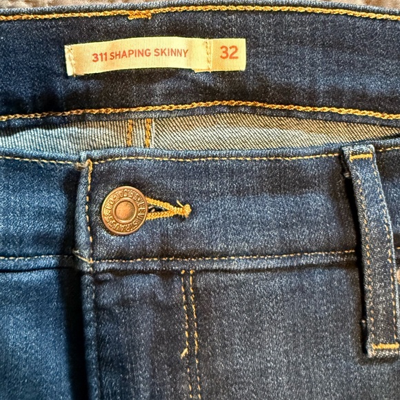 Levi's Women's Classic Straight Leg Denim Jeans - Picture 2 of 3